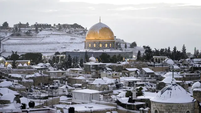 FOTO: Salju Selimuti Kompleks Masjid Al-Aqsa
