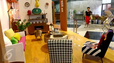 Pengunjung melintas didepan stan desain interior pada ajang Perfect Home Young Interior Desainer Award di JCC, Jakarta, Minggu (22/11).Kegiatan tersebut terdiri dari empat kategori perlombaan. (Liputan6.com/Fery Pradolo)