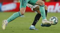 Gelandang Real Madrid, Gareth Bale berusaha merebut bola dari pemain Sevilla Sergio Reguilon pada pertandingan lanjutan La Liga Spanyol di stadion Ramon Sanchez Pizjuan di Seville (22/9/2019). Real Madrid menang tipis atas Sevilla 1-0. (AP Photo/Miguel Morenatti)