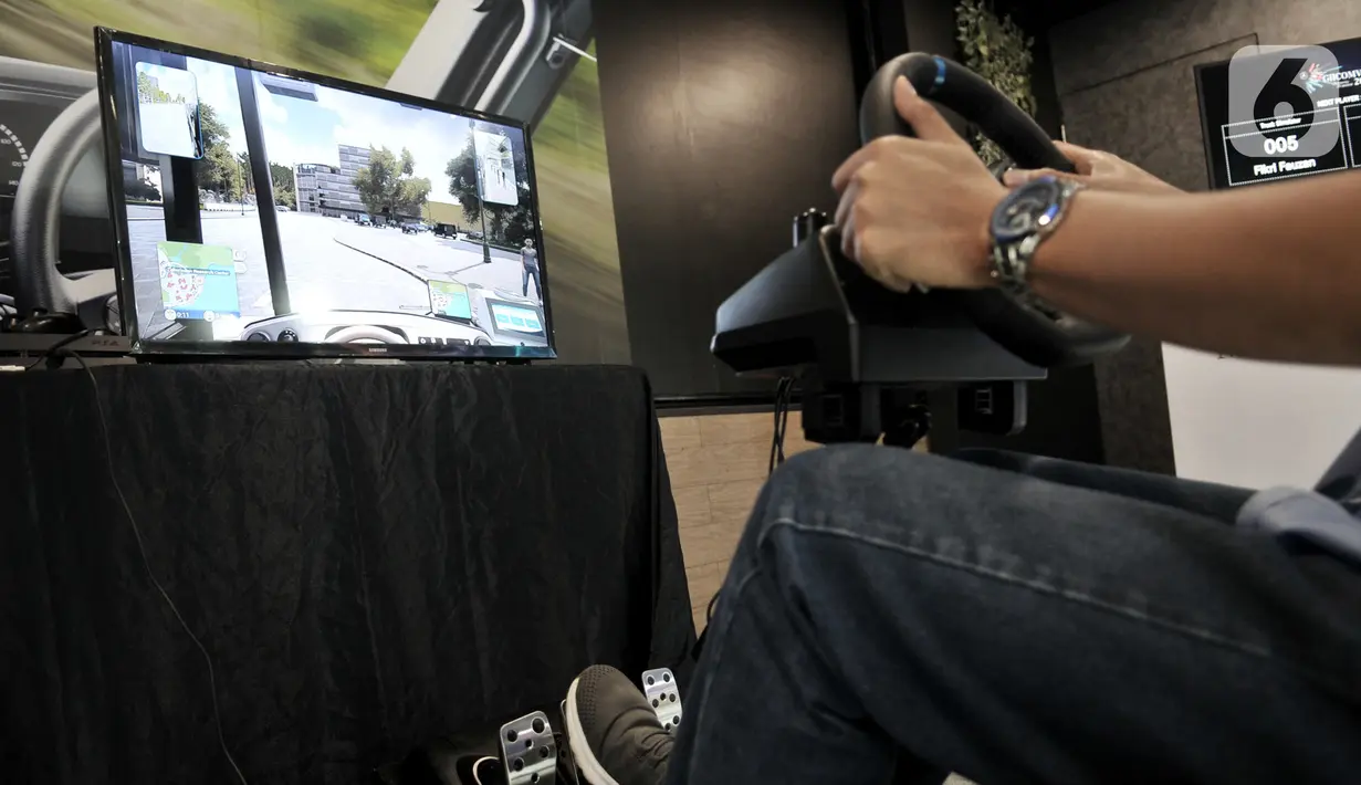 Pengunjung menjajal simulator truk yang dihadirkan Mercedes Benz di GIICOMVEC 2020, JCC Senayan, Jakarta, Minggu (8/3/2020). Mercedes Benz menghadirkan simulator truk dan bus dalam GIICOMVEC 2020 sehingga pengunjung dapat merasakan sensasi mengendarai kendaraan besar. (merdeka.com/Iqbal Nugroho)