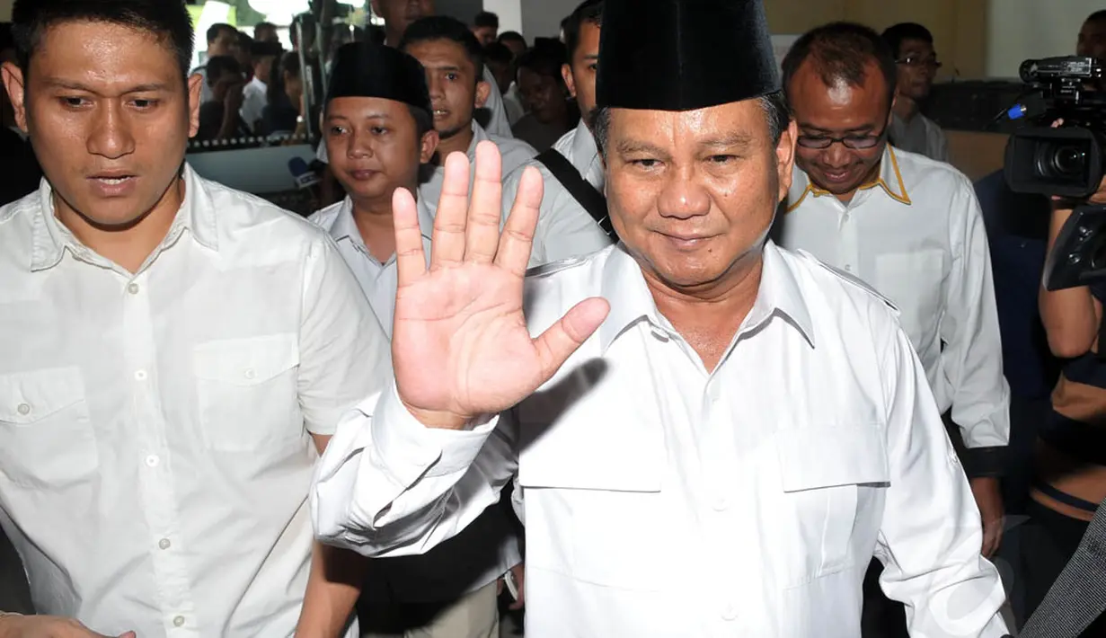 Ketua Dewan Pembina Partai Gerindra Prabowo saat memasuki ruangan Kantor DPP Partai Keadilan Sejahtera (PKS) di Jalan TB Simatupang, Jakarta, Sabtu (17/5/2014) (liputan6.com/Johan Tallo)