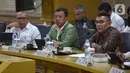 Menteri Agraria dan Tata Ruang/Kepala Badan Pertanahan Nasional (ATR/BPN), Nusron Wahid (tengah) dan Wakil Menteri ATR/BPN Ossy Dermawan (kanan) menyampaikan paparan pada rapat kerja bersama Komite I Dewan Perwakilan Daerah (DPD) RI di Kompleks Parlemen, Senayan, Jakarta, Selasa (11/2/2025). (Liputan6.com/Angga Yuniar)