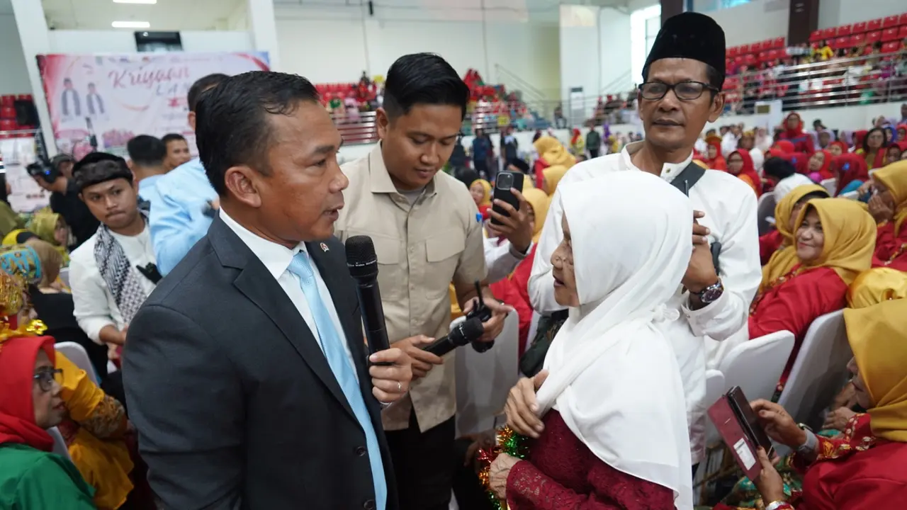 Menteri Kemendukbangga, Wihaji bersama peserta Sekolah Lansia di Bekasi. (Foto: Dok Kemendukbangga)