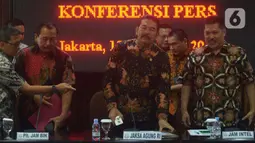 Jaksa Agung ST Burhanuddin menggelar barang bukti perkara hasil eksekusi perkara terpidana Koko Jiang alias Kokos Leo Lim di Gedung Kejaksaan Agung, Jakarta, Jumat (15/11/2019). Kejaksaan menyita barang bukti dalam perkara tindak pidana korupsi sebesar Rp. 477.359.539.000. (merdeka.com/Imam Buhori)