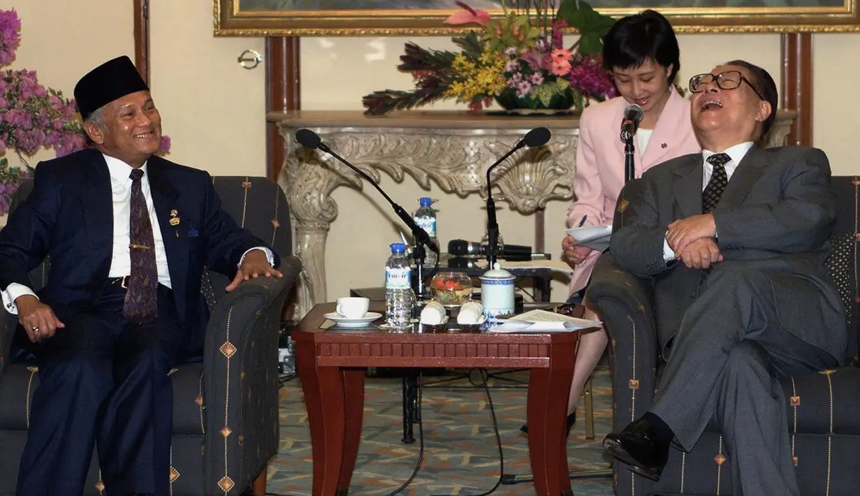 Presiden Indonesia BJ Habibie (kanan) dan Presiden China Jiang Zemin tertawa selama pertemuan bilateral di Kuala Lumpur, Malaysia, 17 November 1999. (AFP Photo/Goh Chai Hin)