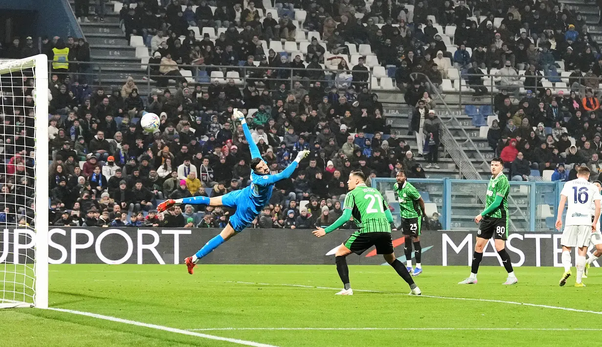 Pemain Sassuolo, Jay Idzes (kedua kiri) tak berkutik saat bola masuk ke gawang timnya dalam laga lanjutan Liga Italia 2025/2026 melawan Inter Milan di Mapei Stadium, Minggu (08/02/2026) waktu setempat. (AP Photo/LaPresse/Spada)