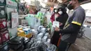 Warga membeli masker di kawasan bawah Tol Andara, Jakarta Selatan, sebagai langkah antisipasi sebaran abu vulkanik Gunung Anak Krakatau, Minggu (6/9/2026). (KLY/Budy Santoso)