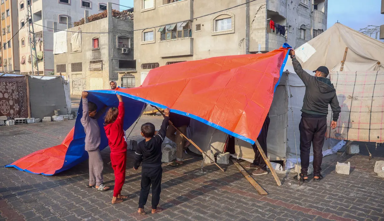 <p>Warga Palestina yang mengungsi akibat perang antara Israel dan Milisi Hamas yang masih berlangsung hidup dalam keadaan kekurangan. Mereka harus berjuang untuk memenuhi kebutuhan dasar seperti makanan, kesehatan, serta tempat tinggal yang layak. (Eyad BABA/AFP)</p>