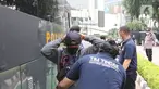 Petugas kepolisian mengamankan sejumlah oknum di kawasan Bundaran HI, Jakarta, Senin (11/4/2022).
Oknum tersebut diamankan karena diduga sebagai penyusup saat demo 11 April yang digelar oleh Badan Eksekutif Mahasiswa Seluruh Indonesia (BEM SI). (Liputan6.com/Herman Zakharia)