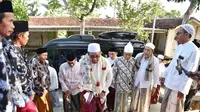 Ketua Majelis Syuro PKS Habib Salim Segaf Al Jufri mengikuti istighotsah di Pesantren Daarut Tauhid Al Islami Palpetto, Kecamatan Pengantenan Kabupaten Pamekasan. (Istimewa).