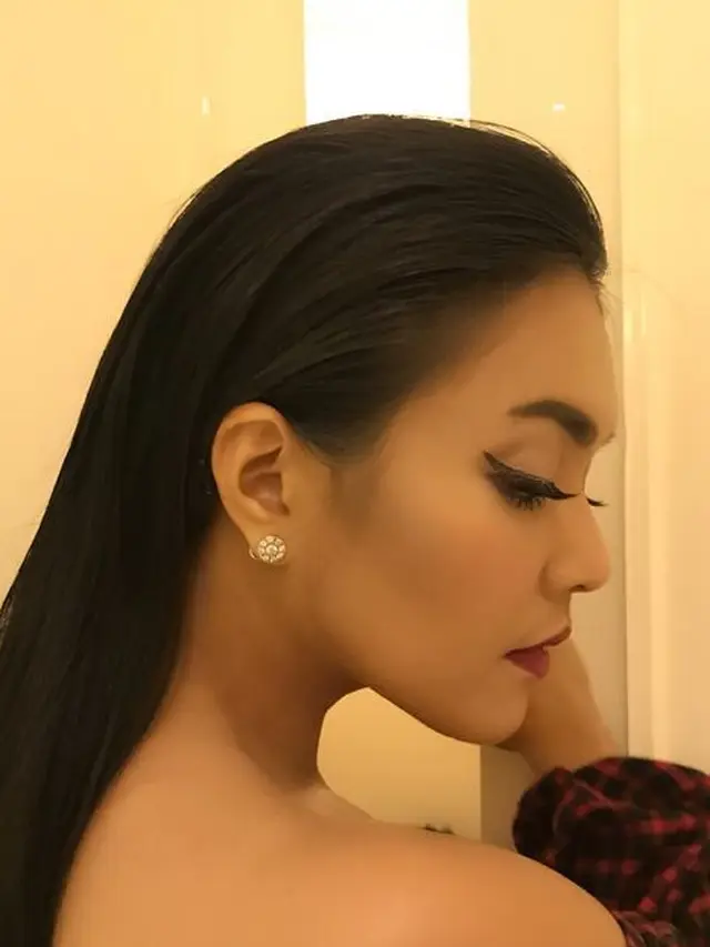 [Bintang] Seksi Bukan Main, Dandanan Denada Ini Bikin Mata Susah Kedip