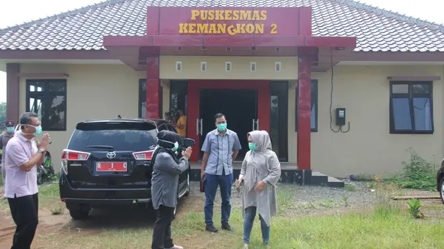 Bupati Purbalingga Dyah Hayuning Pratiwi mengecek Puskesmas 2 Kemangkon yang disiapkan untuk menjadi ruang isolasi darurat, Rabu (25/3). (Foto: Liputan6.com/Rudal Afgani Dirgantara)
