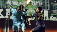 Striker gaek Persela Lamongan, Herman Dzumafo. (Bola.com/Romi Syahputra)