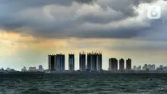 Awan cumulonimbus menyelimuti perairan Teluk Jakarta, Minggu (10/1/2021). Sejak beberapa hari terakhir, perairan Teluk Jakarta diselimuti cuaca ekstrem yang berbahaya bagi pelayaran dan penerbangan. (merdeka.com/Arie Basuki)