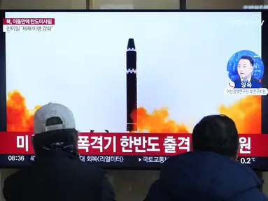 Sebuah layar TV menunjukkan gambar file peluncuran rudal Korea Utara selama program berita di Stasiun Kereta Api Seoul di Seoul, Korea Selatan, Senin (20/2/2023). Militer Korea Selatan pada Senin menyebutkan bahwa Korea Utara menembakkan dua rudal balistik di lepas pantai timurnya. (AP Photo/Ahn Young-joon)