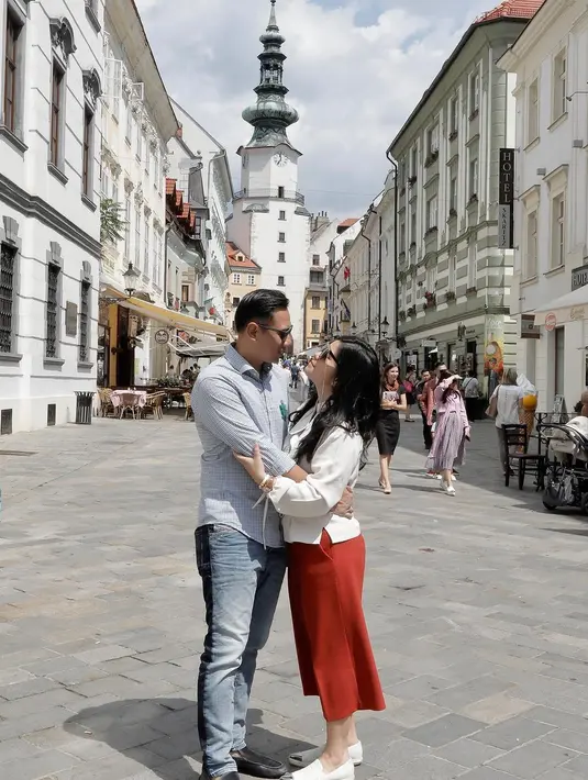 Meski dalam balutan busana kasual yang kontras tak menghalangi romansa AHY dan Anisa Pohan [@annisayudhoyono]