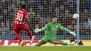 Striker Red Star Belgrade, Osman Bukari mencetak gol ke gawang Manchester City yang dikawal Ederson pada laga matchday pertama Grup G Liga Champions 2023/2024 di Etihad Stadium, Manchester, Rabu (20/9/2023) dini hari WIB. (PA via AP Photo/Martin Rickett)