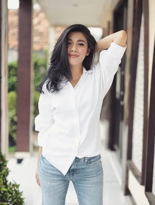Sebagai warna yang netral, enggak salah kalau wanita 31 tahun ini sering menggunakan baju bewarna putih. Kemeja putih yang dipadukan dengan celana jeans membuat penampilan Naysila terlihat casual tapi tetap sopan. (Liputan6.com/IG/@naymirdad)