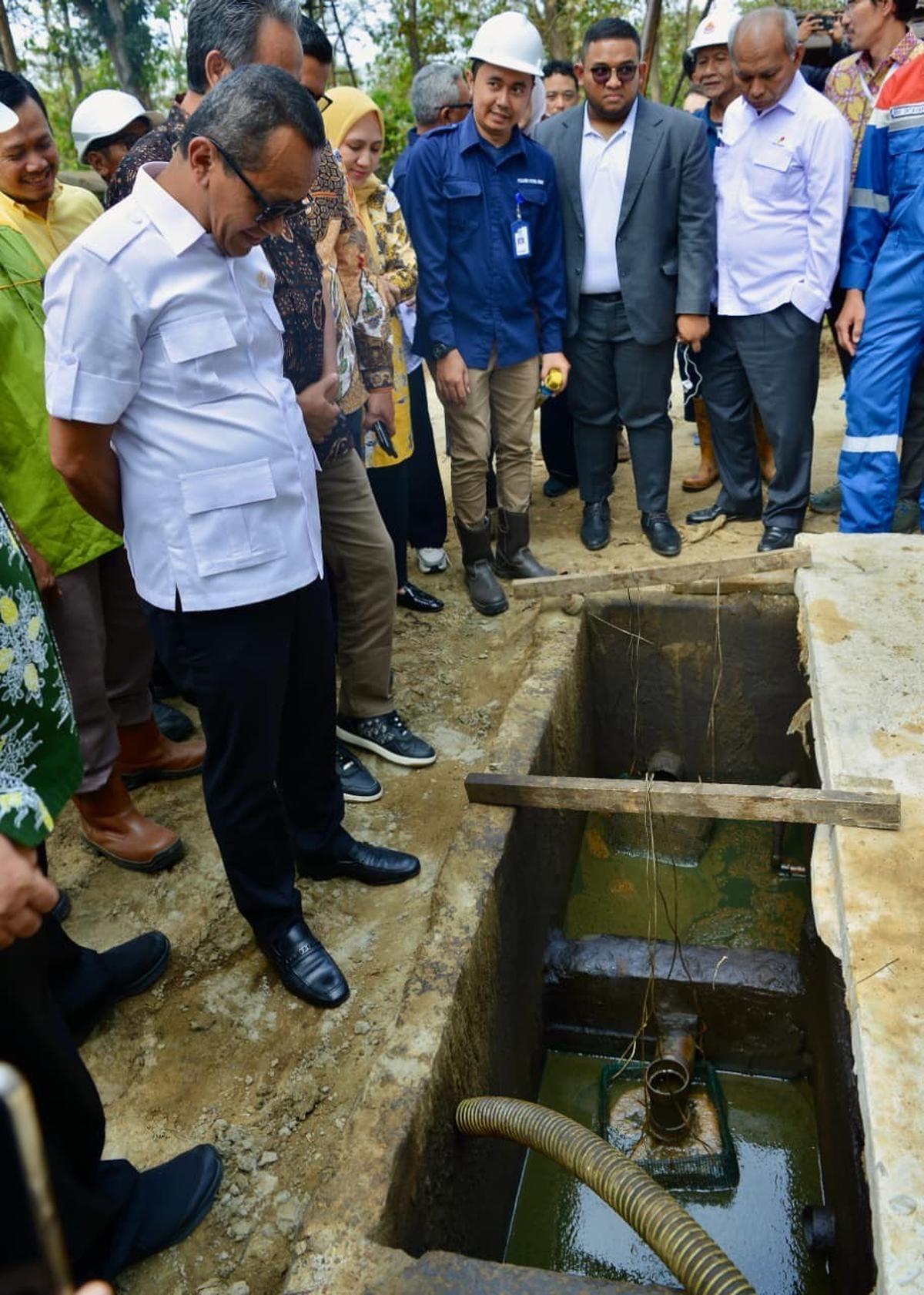 Menteri ESDM Bahlil Lahadalia meninjau langsung sumur rakyat di Musi Banyuasin
