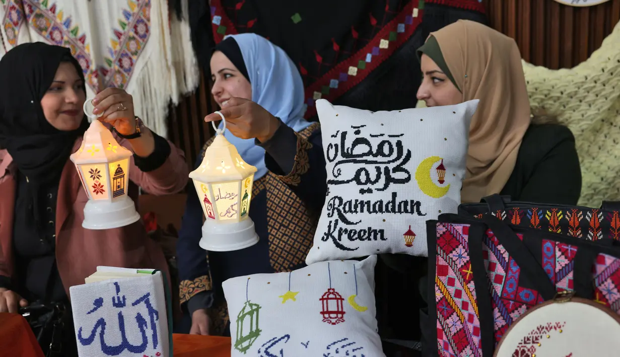 Para wanita menyiapkan dekorasi jelang bulan suci Ramadhan di Kota Gaza, Palestina, 31 Maret 2022. Ramadhan di Palestina akan dimulai pada akhir pekan ini. (MOHAMMED ABED/AFP)