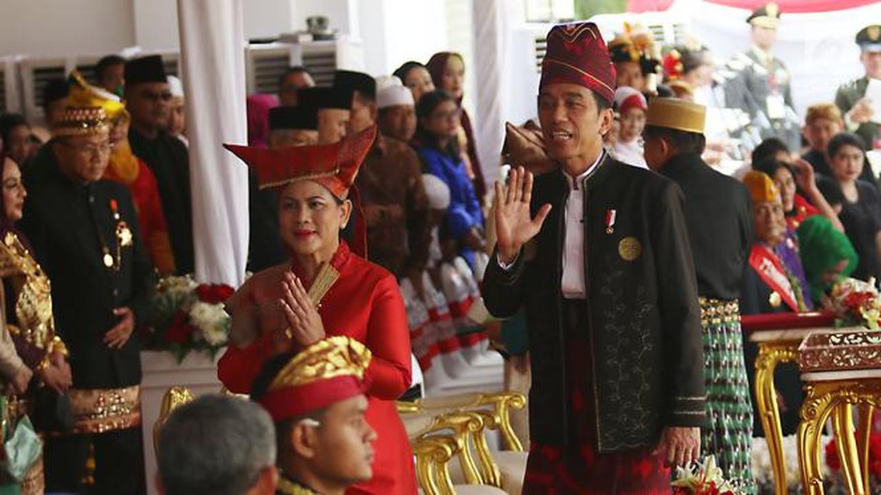 Jokowi Meriahkan Karnaval Kemerdekaan dalam Balutan Baju Sunda