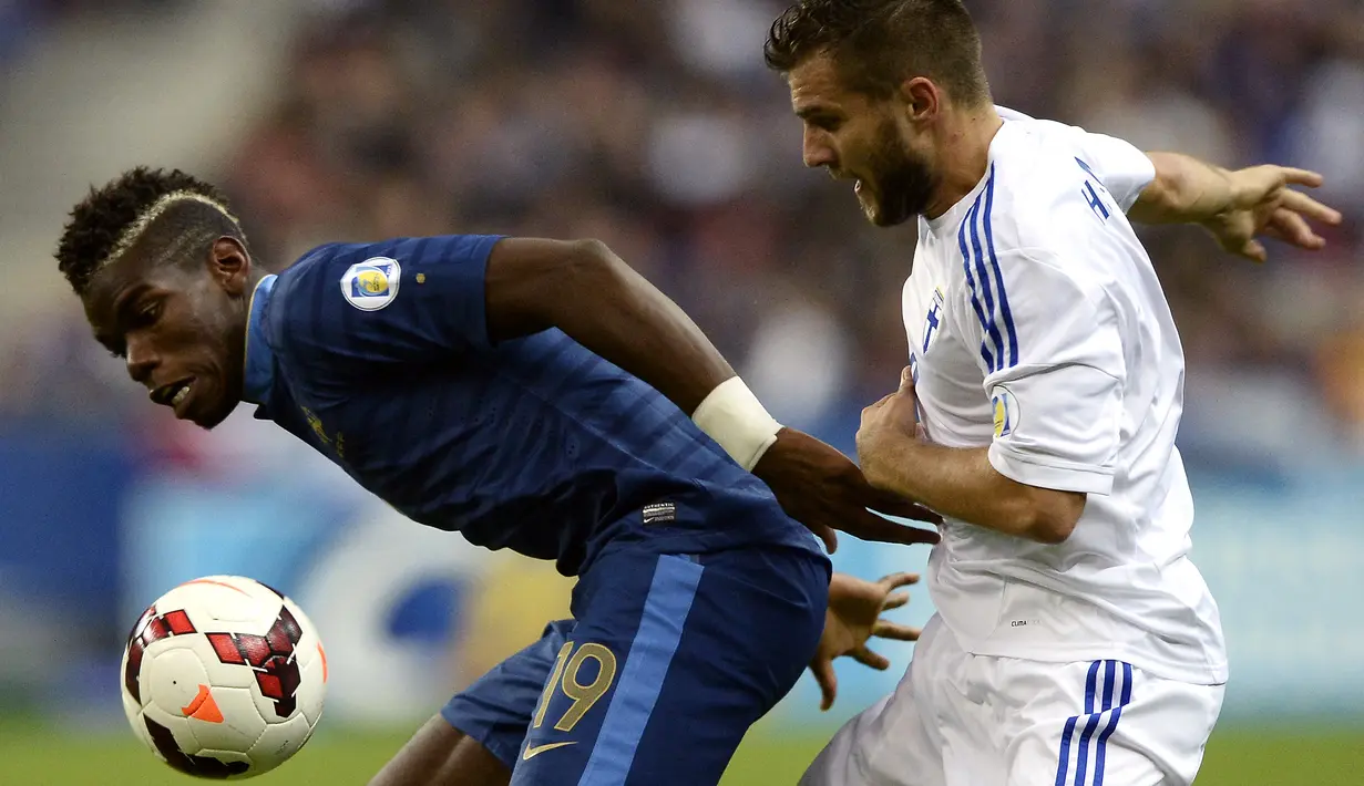 Gelandang Prancis, Paul Pogba berebut bola dengan gelandang Finlandia dalam laga kualifikasi Piala Dunia 2014 di Stade de France, Saint-Denis (15/10/2013). Tampil pada Piala Dunia U-20 edisi 2013 di Turki, Paul Pogba mampu membawa Prancis menjadi juara setelah menang adu penalti atas Uruguay di final. (AFP/Franck Fife)