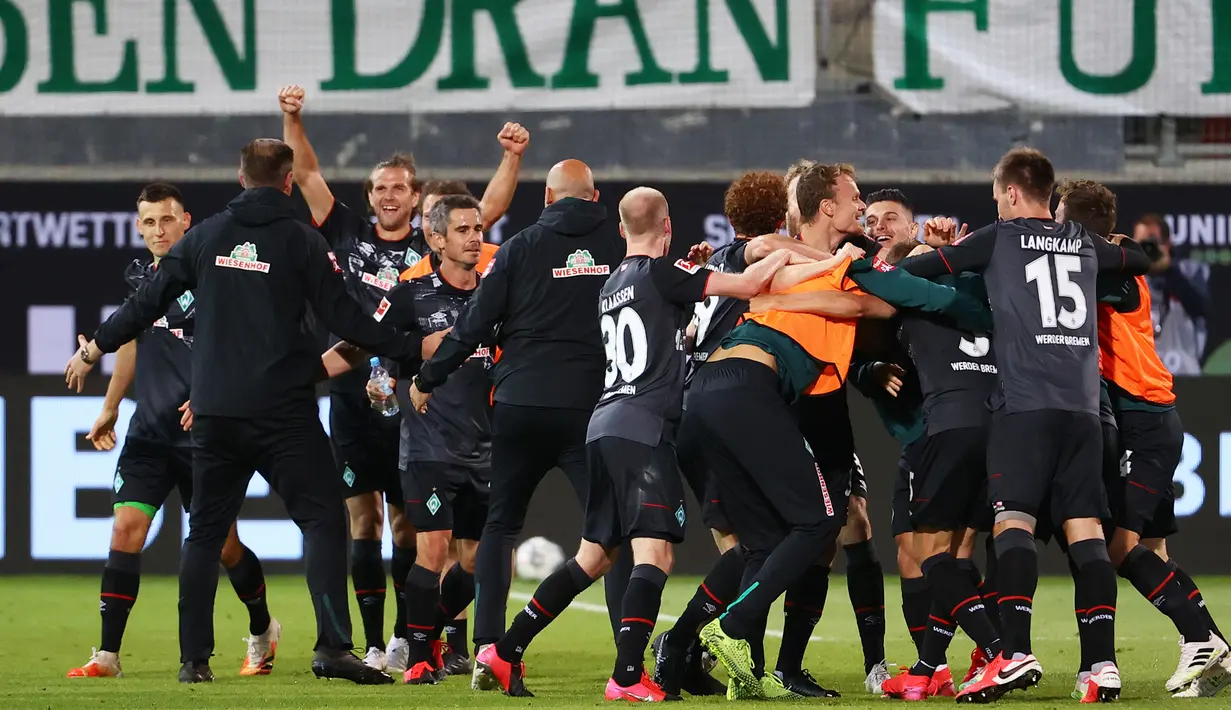 Pemain Werder Bremen merayakan keberhasilan bertahan di kompetisi Bundesliga usai menahan imbang Heidenheim 1846 di laga play-off leg kedua, Selasa (7/7/2020) dini hari WIB. Bremen bermain imbang 2-2 atas Heidenheim. (AFP/Kai Pfaffenbach/pool)
