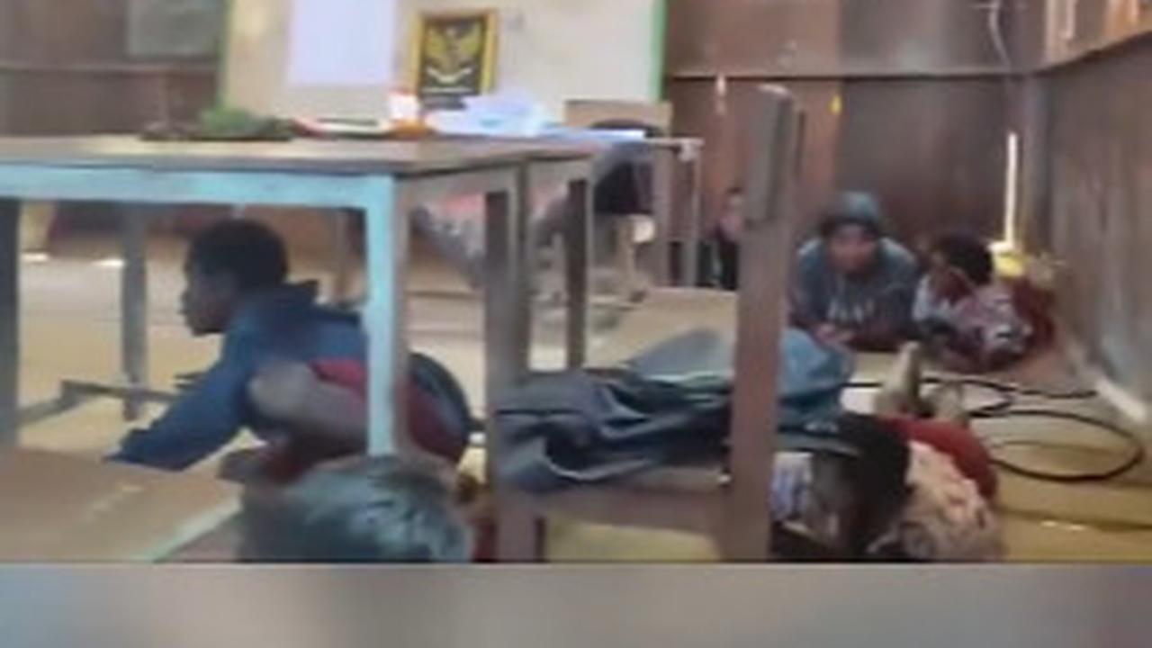 Rekaman Video Siswa SD di Papua Ketakutan lagi Belajar di Kelas Tiba-Tiba Terjadi Baku Tembak