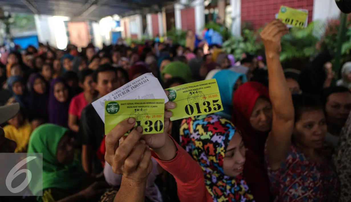 Sejumlah warga memperlihatkan kupon saat gelaran Pasar Murah Ramadan di Mesjid Jami Luar Batang, Jakarta, Kamis (9/7/2015). Pasar Murah Ramadan dimulai dari 29 Juni - 16 Juli 2015. (Liputan6.com/Faizal Fanani)