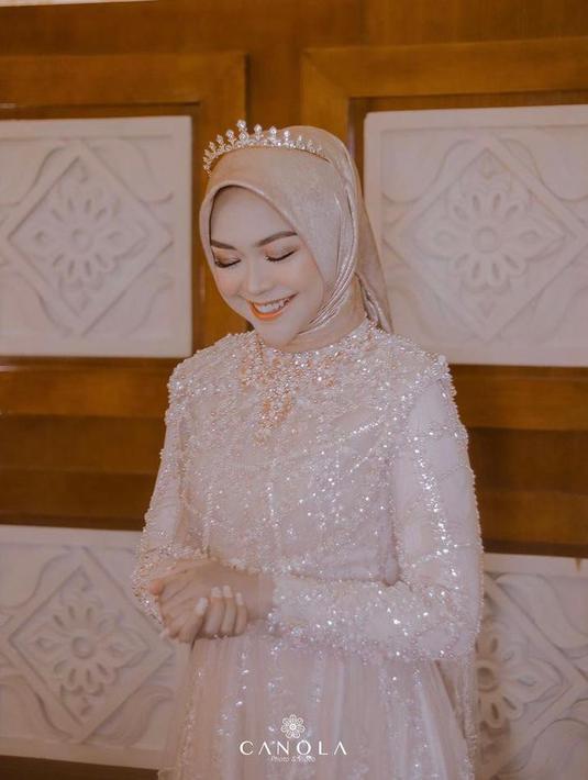 9 Gaya Ria Ricis Pakai Gaun Nuansa Emas dan Mahkota di Acara Ngunduh ...