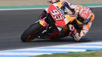 Pembalap Repsol Honda, Marc Marquez sempat terjatuh pada FP2 MotoGP Spanyol 2018. (JAVIER SORIANO / AFP)