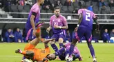 Pemain Belanda, Memphis Depay, terjatuh saat berebut bola dengan pemain Jerman pada laga persahabatan di Stadion Deutsche Bank Park, Frankfurt, Rabu (27/3/2024). Jerman menang dengan skor 2-1. (AP Photo/Martin Meissner)