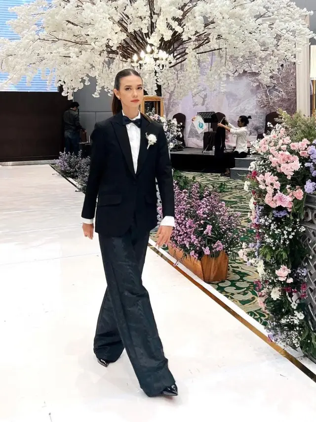7 Potret Yuki Kato Jadi Groomsmen, Tetap Cantik dengan Gaya Maskulin