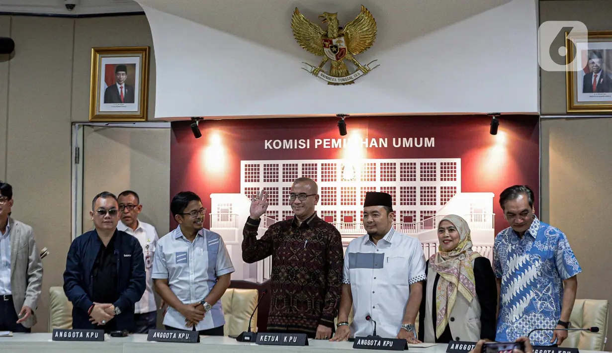 Ketua Komisi Pemilihan Umum (KPU) Hasyim Asy'ari (tengah) seusai mengumumkan hasil rapat pleno Penetapan Pasangan Calon Presiden dan Wakil Presiden pada Pemilu 2024 di Gedung KPU RI, Jakarta, Senin (13/11/2023). (Liputan6.com/Faizal Fanani)