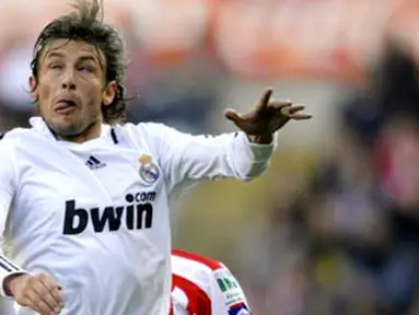 Real Madrid&#039;s Argentinian Gabriel Heinze heads the ball during a Spanish league football match against Sporting Gijon at the Molinon Stadium in Gijon, on February 15, 2009. Real Madrid won the match 4-0. AFP PHOTO / MIGUEL RIOPA 