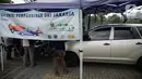 Kendaraan melakukan uji emisi gas buang kendaraan di Lapangan  Parkir IRTI Monas, Jakarta, Selasa (2/11/2021). Dinas Lingkungan Hidup DKI Jakarta menjelaskan ada 15 bengkel dan kios pelaksana uji emisi di Ibu Kota yang bisa dimanfaatkan warga. (Liputan6.com/Faizal Fanani)