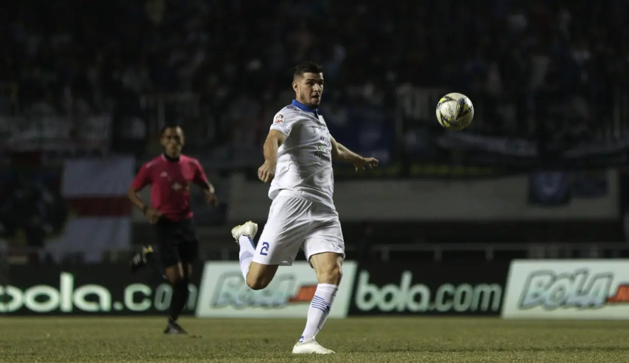1. Nick Kuipers (Persib Bandung) - Kontribusi Nick Kuipers begitu besar dalam membawa Persib ke puncak klasemen sementara Shopee Liga 1 2020. Kuipers selalu bermain pada tiga pertandingan Persib di musim ini. (Bola.com/Yoppy Renato)