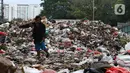 Pemulung memilah sampah di Tempat Pembuangan Sementara Kalibata, Jakarta, Jumat (10/4/2020). Kadis Lingkungan Hidup DKI Jakarta, Andono Warih mengatakan terjadi penurunan tonase sampah rata-rata 620 ton per hari selama penerapan WFH akibat pandemi Covid-19. (Liputan6.com/Helmi Fithriansyah)