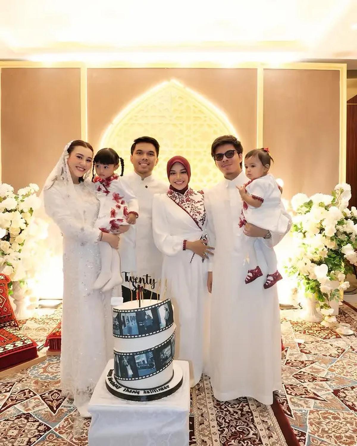 Potret Aaliyah Massaid Tampil Anggun dalam Balutan Gamis Putih di Momen Tasyakuran 4 Bulan Kehamilan