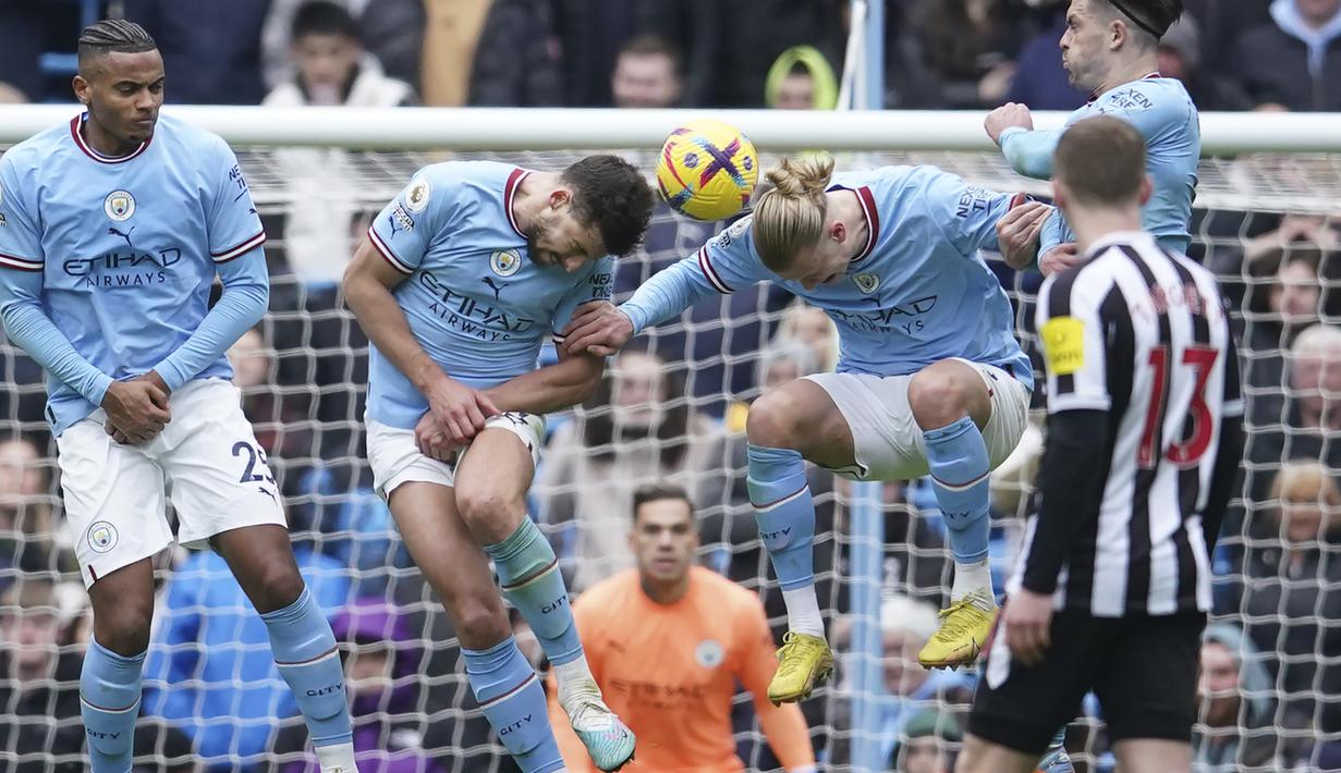 Striker Manchester City, Erling Haaland (kedua kanan) dan rekannya Ruben Dias berusaha menghalau bola tendangan bebas pemain Newcastle United pada laga lanjutan Liga Inggris 2022/2023 di Etihad Stadium, Manchester, Sabtu (4/3/2023) malam WIB. (AP Photo/Dave Thompson)