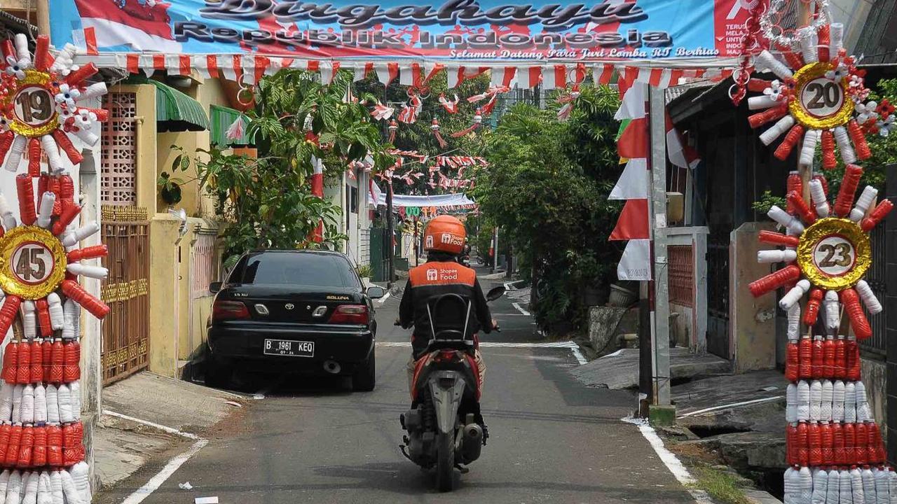 Penampilan gapura lainnya pun juga tak menarik di sebuah RT yang berada dalam satu kawasan RW 09 Penggilingan-Cakung.