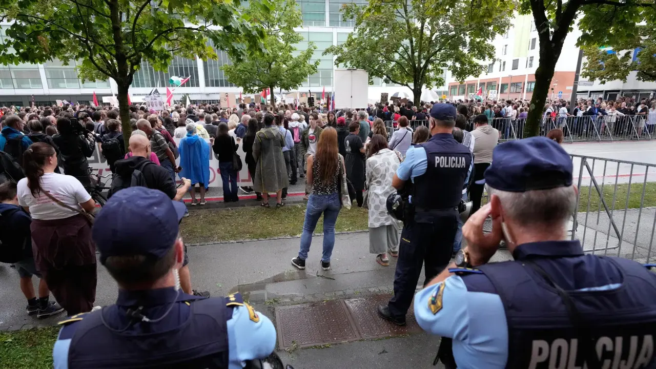 Demonstrasi pro-Palestina di luar kedutaan besar Israel di Ljubljana, Slovenia.
