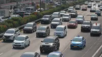 Kendaraan melintasi jalan tol dalam kota di Jalan Gatot Subroto, Jakarta, Rabu (18/9/2019). Kepala BPRD DKI Jakarta Faisal Syafruddin mengatakan, sekitar 2,2 juta kendaraan bermotor di Jakarta menunggak pajak dengan nilai tunggakan pajak mencapai Rp 2,4 triliun. (Liputan6.com/Herman Zakharia)