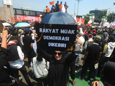 Massa dari Partai Buruh dan berbagai elemen masyarakat mulai memadati di depan Gedung DPR/MPR RI, Jakarta Pusat, Kamis (22/8/2024). (merdeka.com/Arie Basuki)