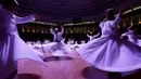 Penampilan para penari Sema saat upacara ritual peringatan 743 tahun kematian Maulana Jalaluddin Rumi di Konya, Turki (7/12). Tarian ini merupakan sebuah bagian dari meditasi diri, yang dilekatkan dengan ajaran sufistik dalam Islam. (Reuters/Murad Sezer)