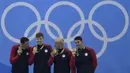 Dan yang terbaru apad Olimpiade 2016 Rio de Janeiro, Ryan Lochte, meraih emas dari nomor 4x200m gaya bebas. Namun sayang pretasi ini ternoda karena kebohongannya yang membuat malu kontingen AS. (AFP/Christophe Simon)  