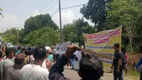 Warga Rempang Galang Batam menyambut Menteri Investrasi Bahlil Lahadalia dengan spanduk, mereka menolak digusur sebagai konsekuensi dari pengembangan Pulau Rempang Galang. (Liputan6.com/ Ajang Nurdin)
