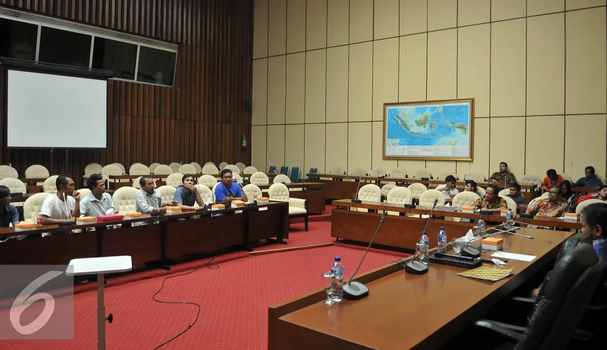 Suasana Serikat Nelayan Lontar Banten saat melakukan Pertemuan dengan Wakil Ketua Komisi IV dengan  di Kompleks Parlemen, Senayan, Jakarta, Kamis (28/4). (Liputan6.com/Johan Tallo)