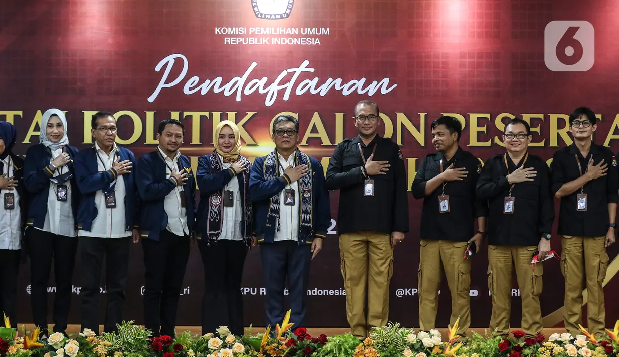 Ketua Komisi Pemilihan Umum (KPU) Hasyim Asy'ari  dan Ketua Umum Partai Garuda Ahmad Ridha Sabana saat Pendaftaran Partai Politik Calon Peserta Pemilu tahun 2024 di Kantor KPU, Jakarta, Rabu (3/8/2022). Hari ketiga pendaftaran, Partai Garuda menjadi partai politik kesebelas yang mendaftarkan diri untuk calon peserta Pemilu tahun 2024. (Liputan6.com/Johan Tallo)