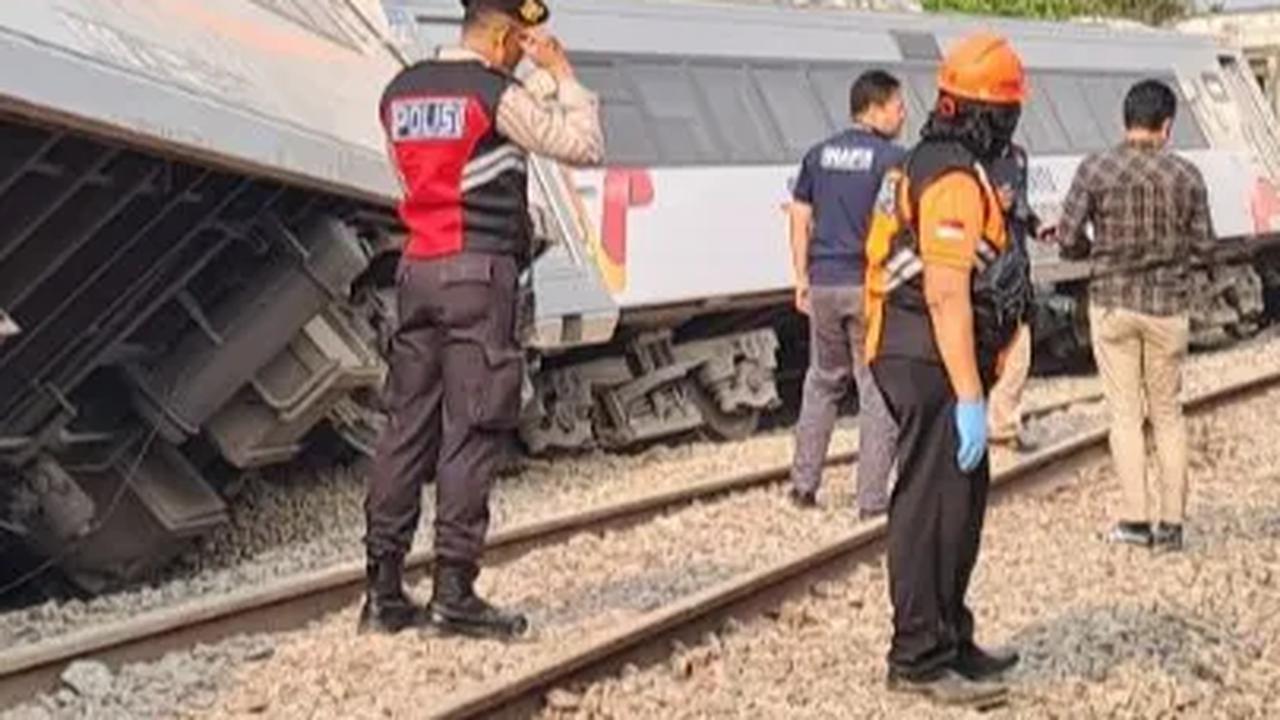 Proses Evakuasi Penumpang Kereta Api Alami Kecelakaan Masih Berlangsung, Kedua Jalur Tak Bisa Dilalui